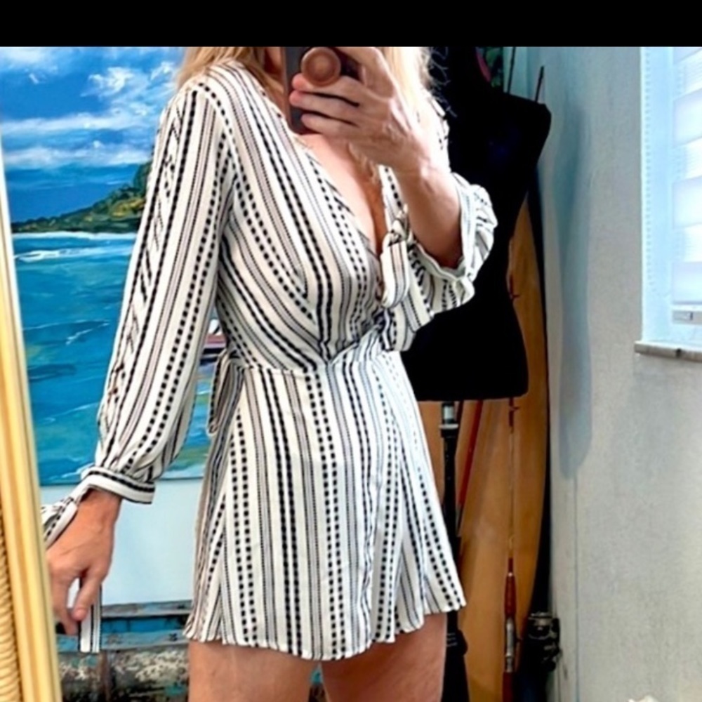 ⭐️Sage,Women’s
Romper Size Small Ivory
Striped Tie Belt Deep V-
Neck